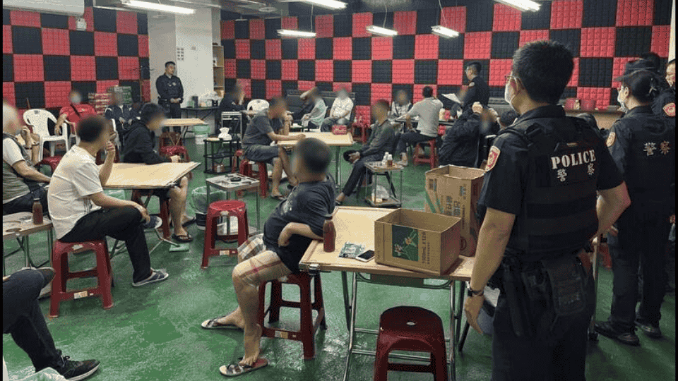 警方在鳳山南榮路一棟大樓地下室,查獲「13支」賭場。